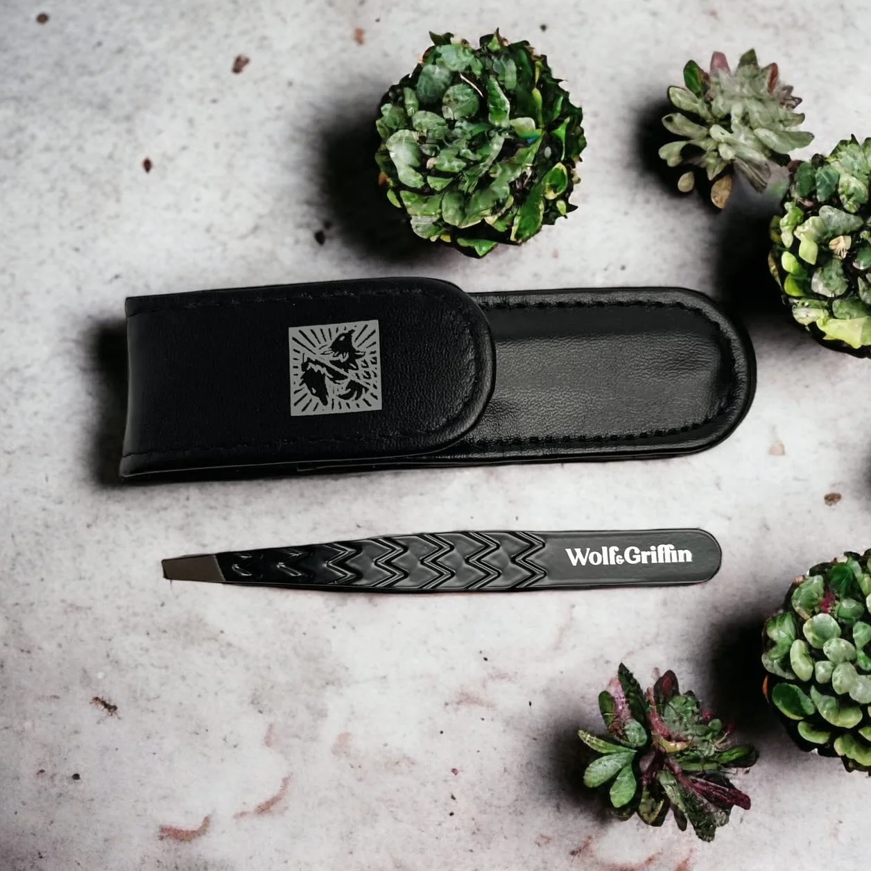 Wolf & Griffin Black Edition Ultimate Precision Pinceta z etui, stal nierdzewna z czarną powłoką, profesjonalna pęseta do brwi dla mężczyzn i kobiet