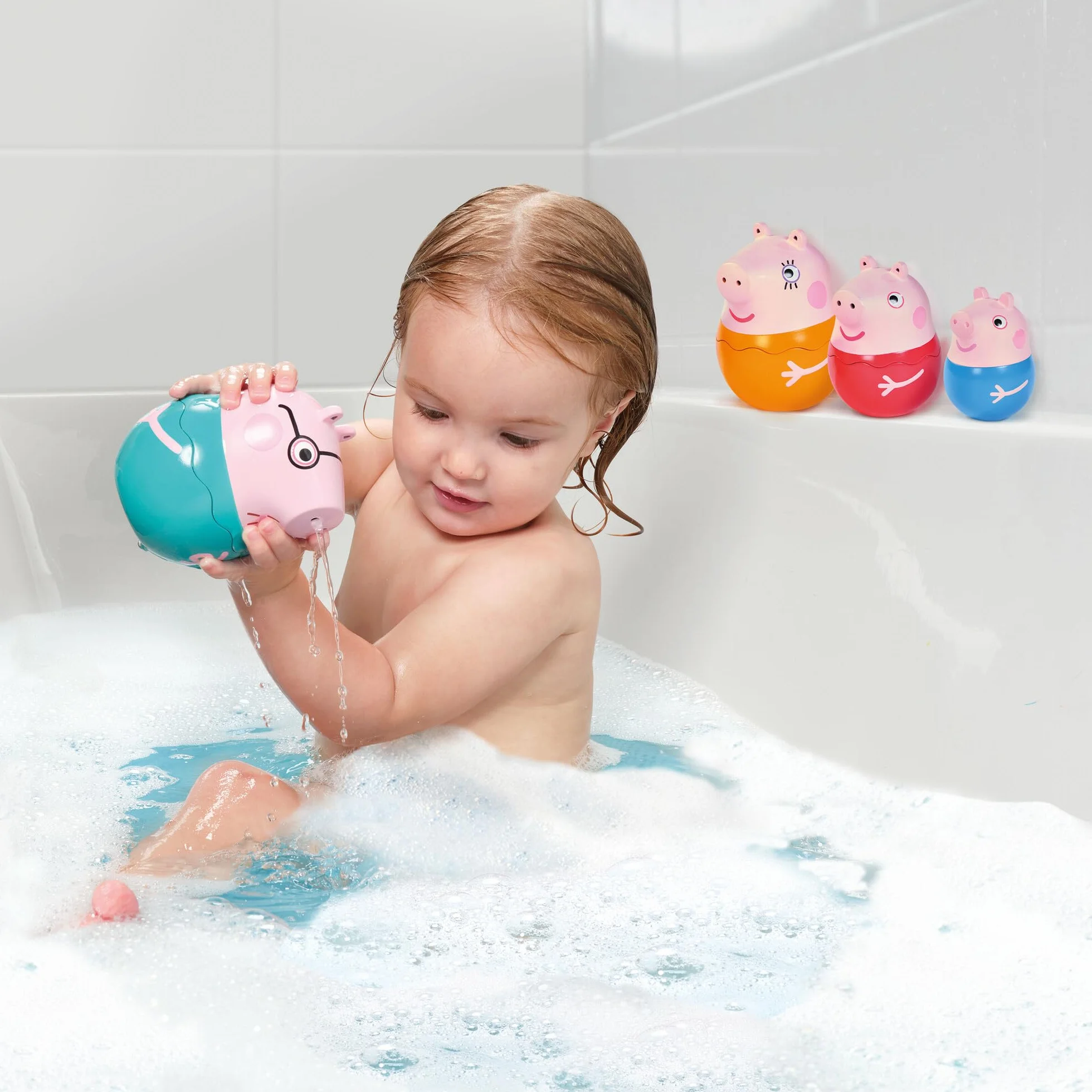 TOMY Toomies E73526 Rodzina Peppa Gigoges - Zabawka do Kąpieli dla Niemowląt, Rosyjskie Lalki Świnka Peppa, Tata, Mama i George - 18 Miesięcy+, Zabawka Plażowa i Basenowa, Łatwa do Czyszczenia