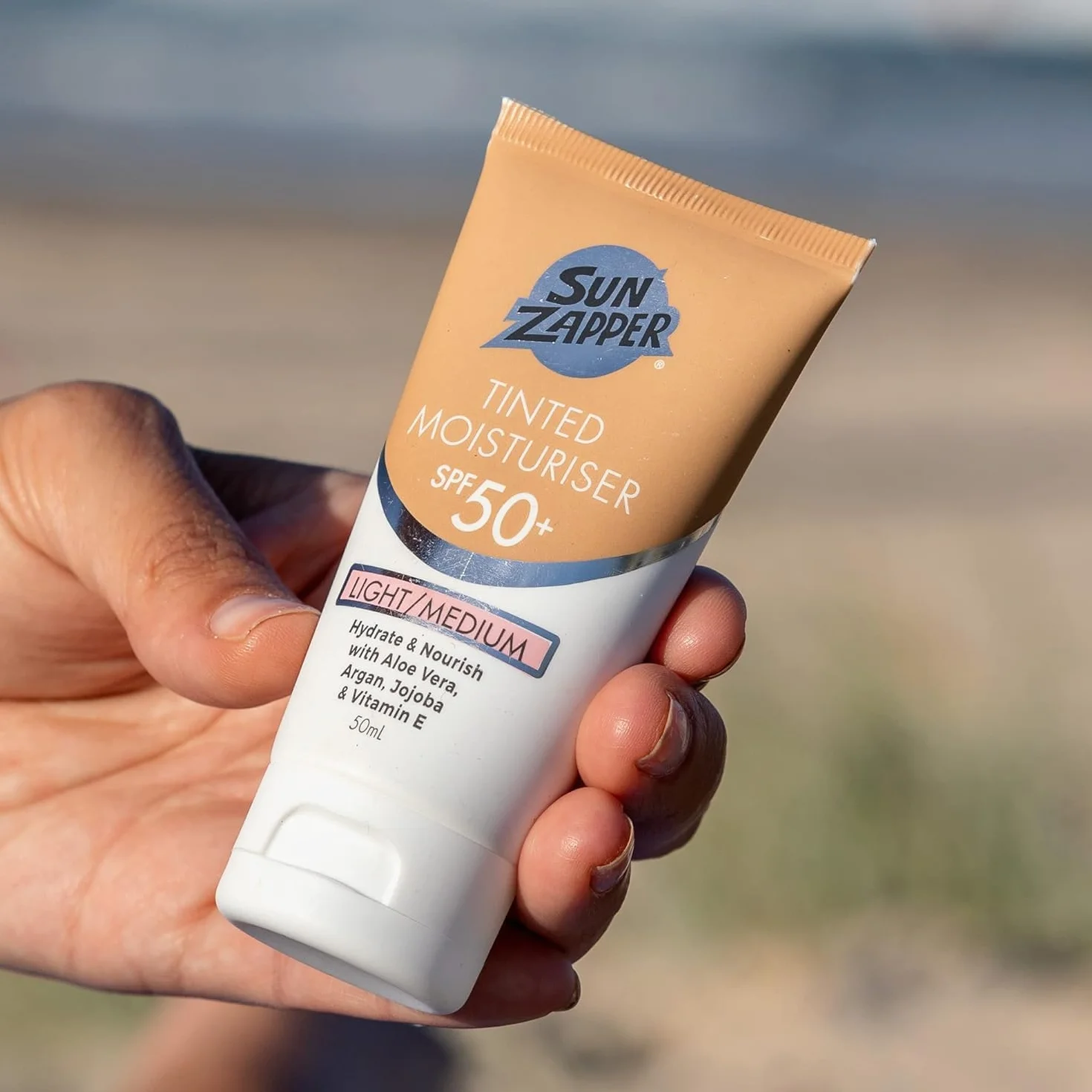 Sun Zapper BB Cream Tinted Sunscreen – SPF 50+ Moisturizer with Aloe Vera, Kakadu Plum, Jojoba, Witamina E, lekki, średni odcień, 50 ml, wyprodukowano w Australii