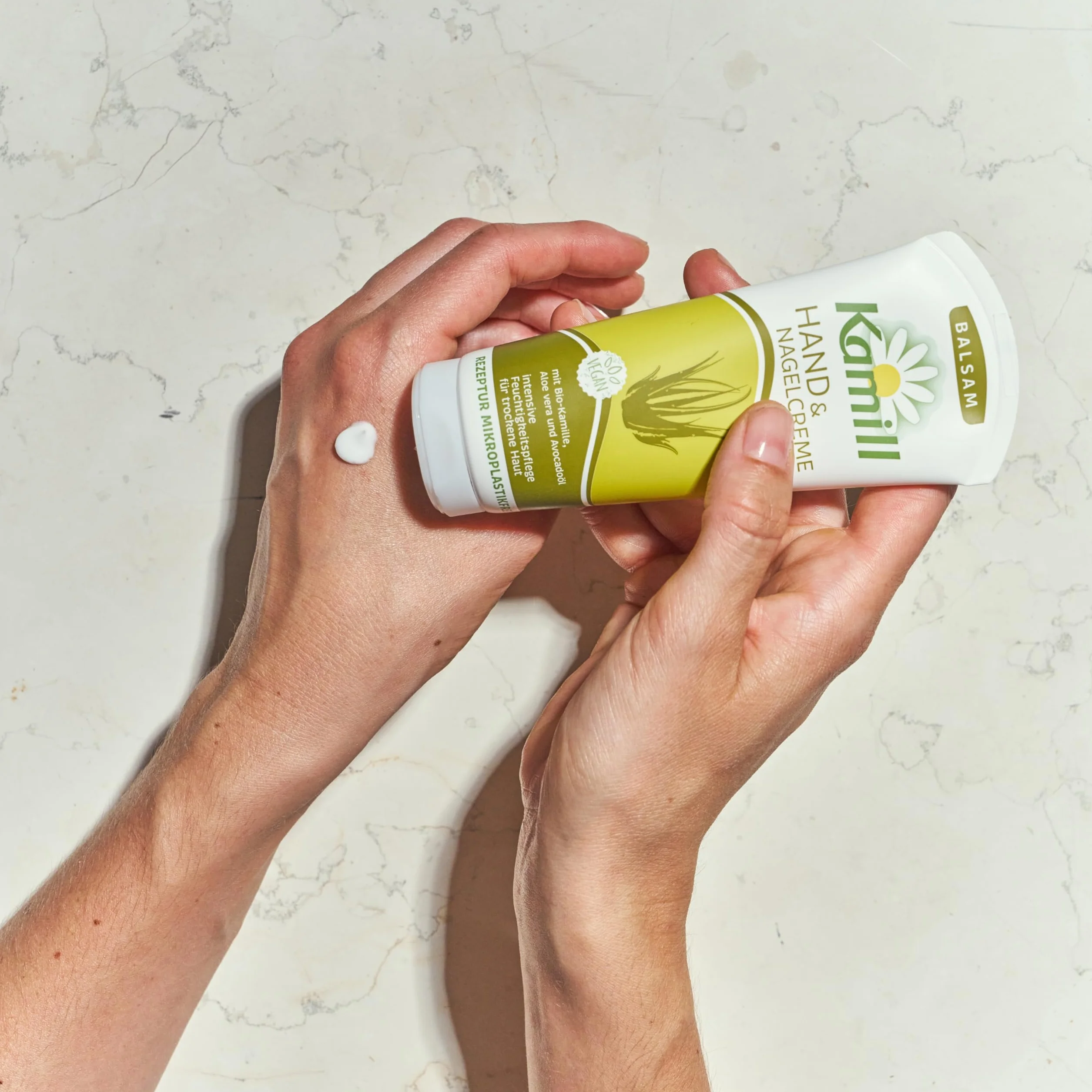 Kamill Krem-Balsam do Rąk i Paznokci (3 x 100 ml) – zapewnia intensywną pielęgnację, nawilżenie i ochronę dzięki olejowi z awokado i aloesowi dla suchych, zestresowanych rąk, bez mikroplastiku