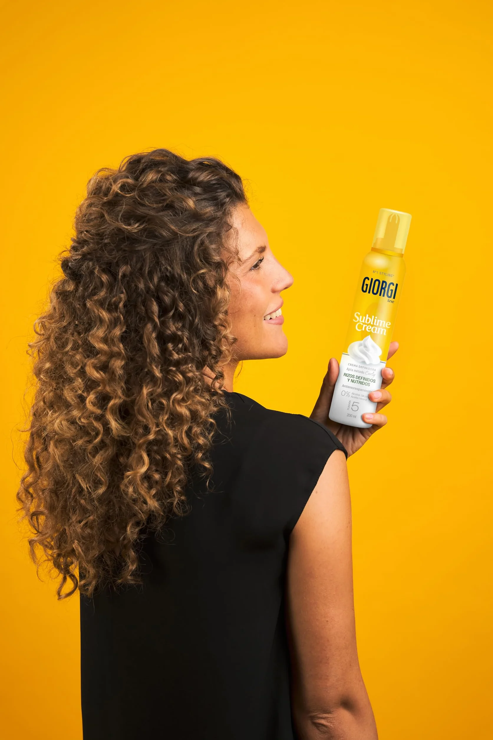 Giorgi Line Sublime Cream, pianka kremowa na zdefiniowane loki, nawilżona i elastyczna bez uciskania, bez tłuszczu, skoncentrowana formuła 0% alkohol 0% silikon, utrwalanie 5-200 ml