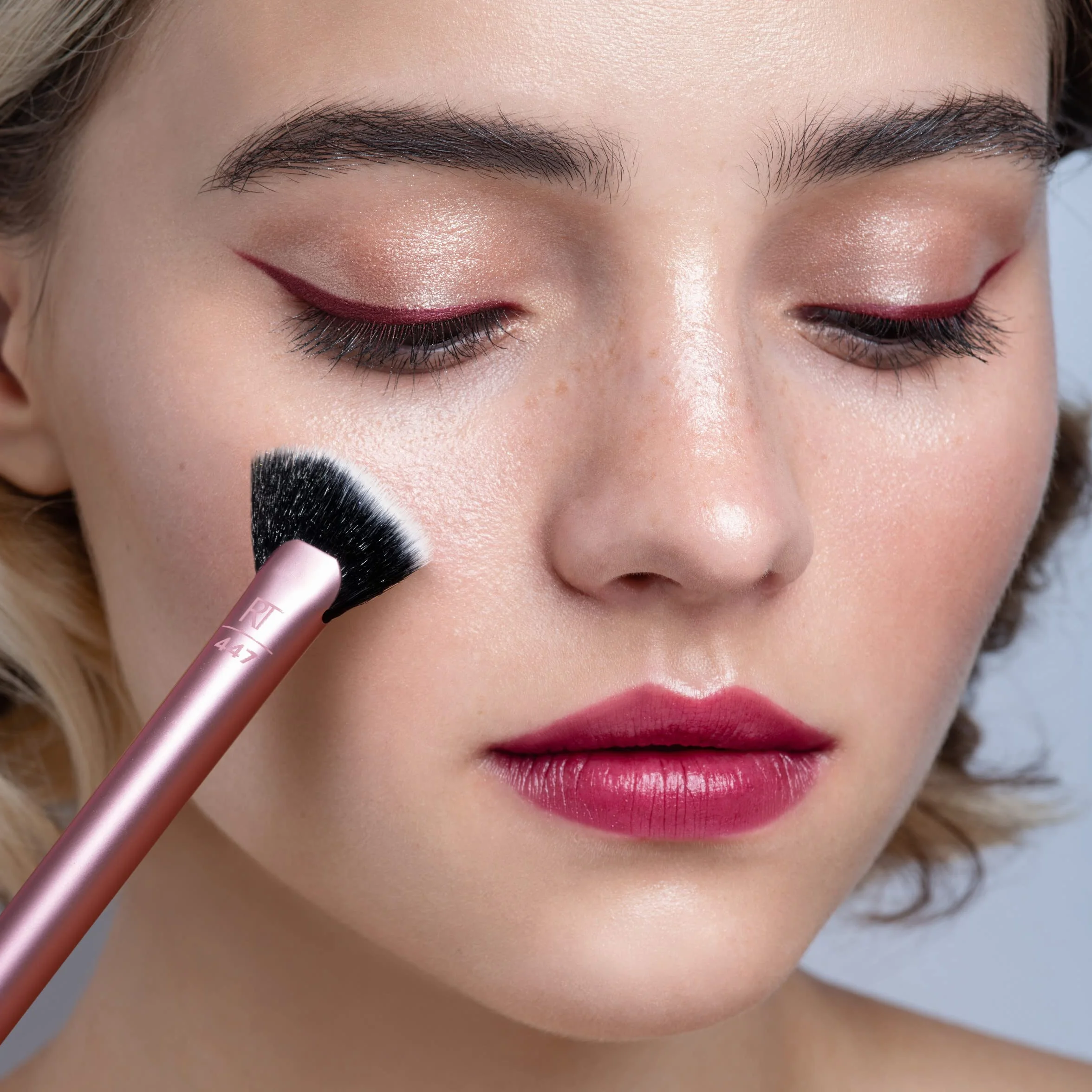 REAL TECHNIQUES Pędzel wachlarzowy Sheer Radiance, do zakreślaczy i proszków, 1 opakowanie