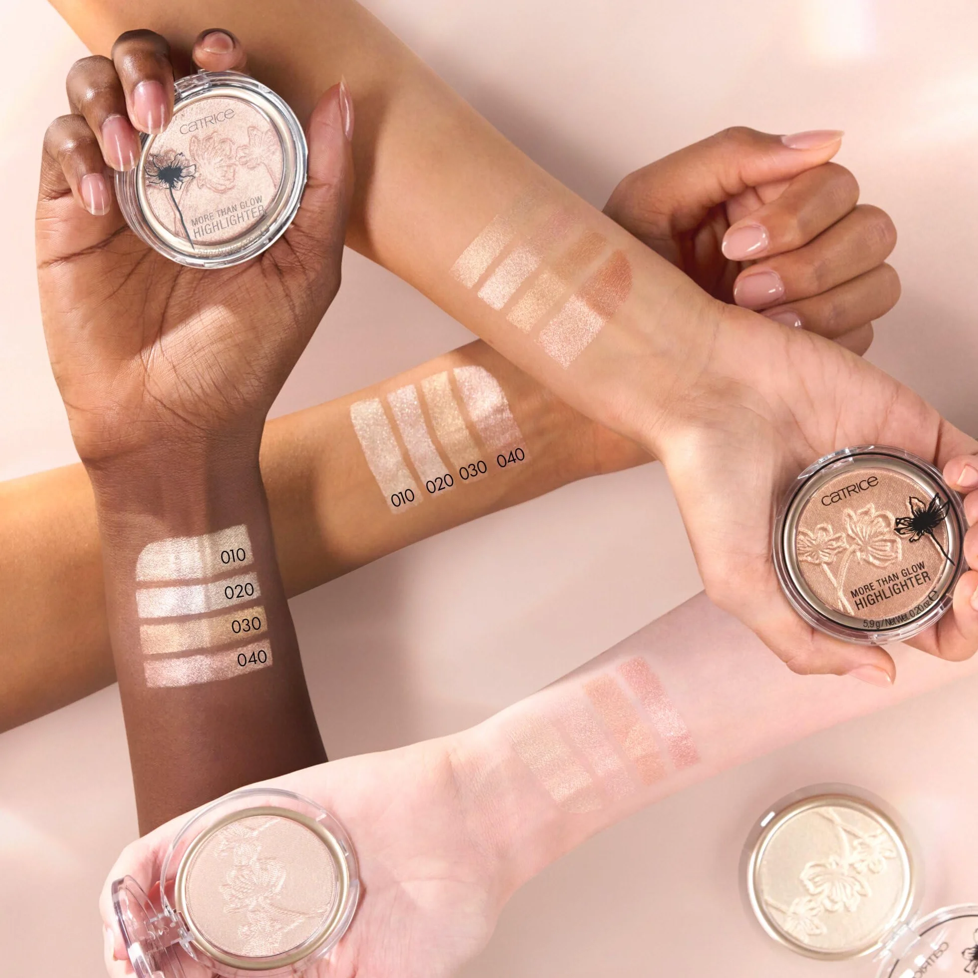Catrice Puder rozświetlający More Than Glow, intensywny, mieniący się, metaliczny (5.9g)