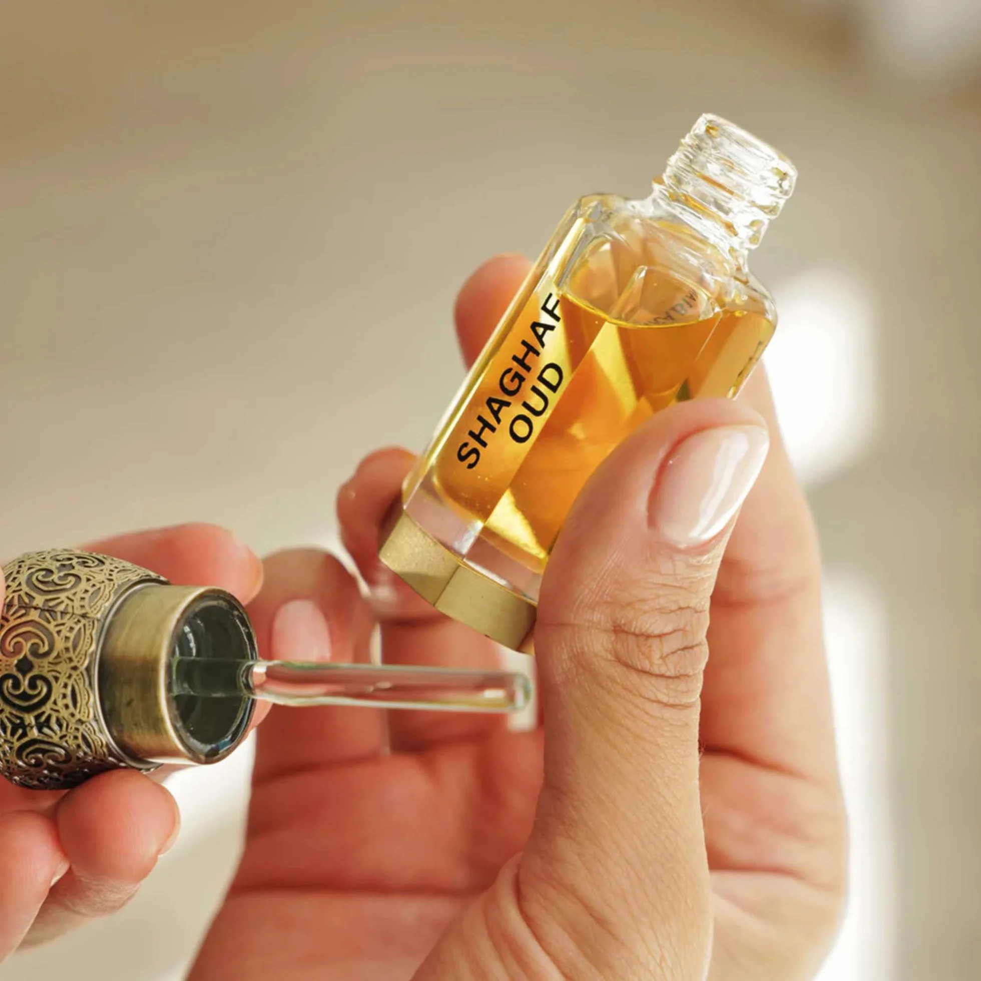 Swiss Arabian Shaghaf Oud skoncentrowany olejek zapachowy, uniseks, 12 ml, wykwintna mieszanka szafranu, róży i drewna agarowego, bogaty, orientalny zapach Oud
