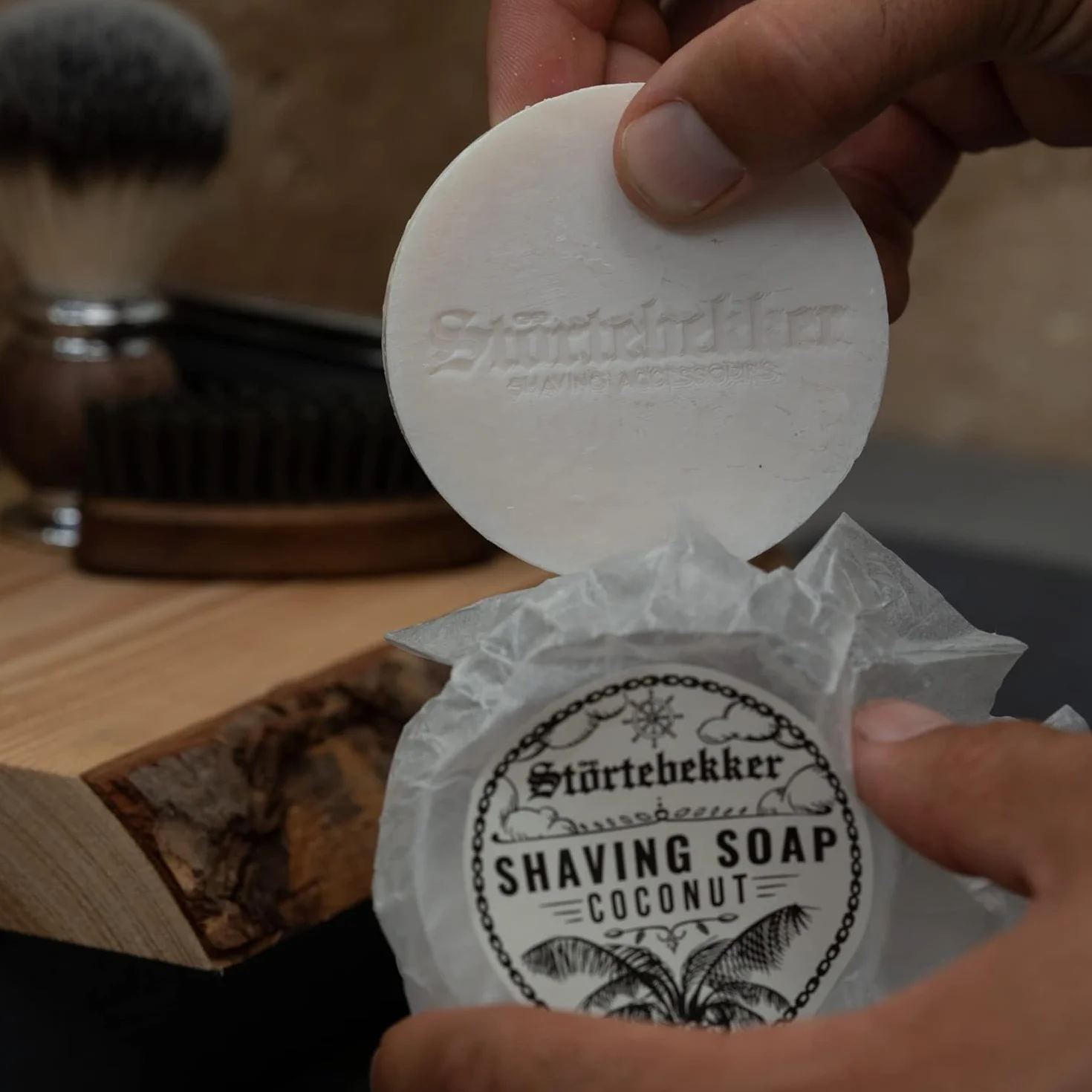 Störtebekker® Premium Rasierseife Kokos - Handgefertigte Seife für ergiebigen Rasierschaum - Perfekt für die Rasur mit Rasierhobel & Rasiermesser - Vegane Rasierseife Damen & Herren - 70g