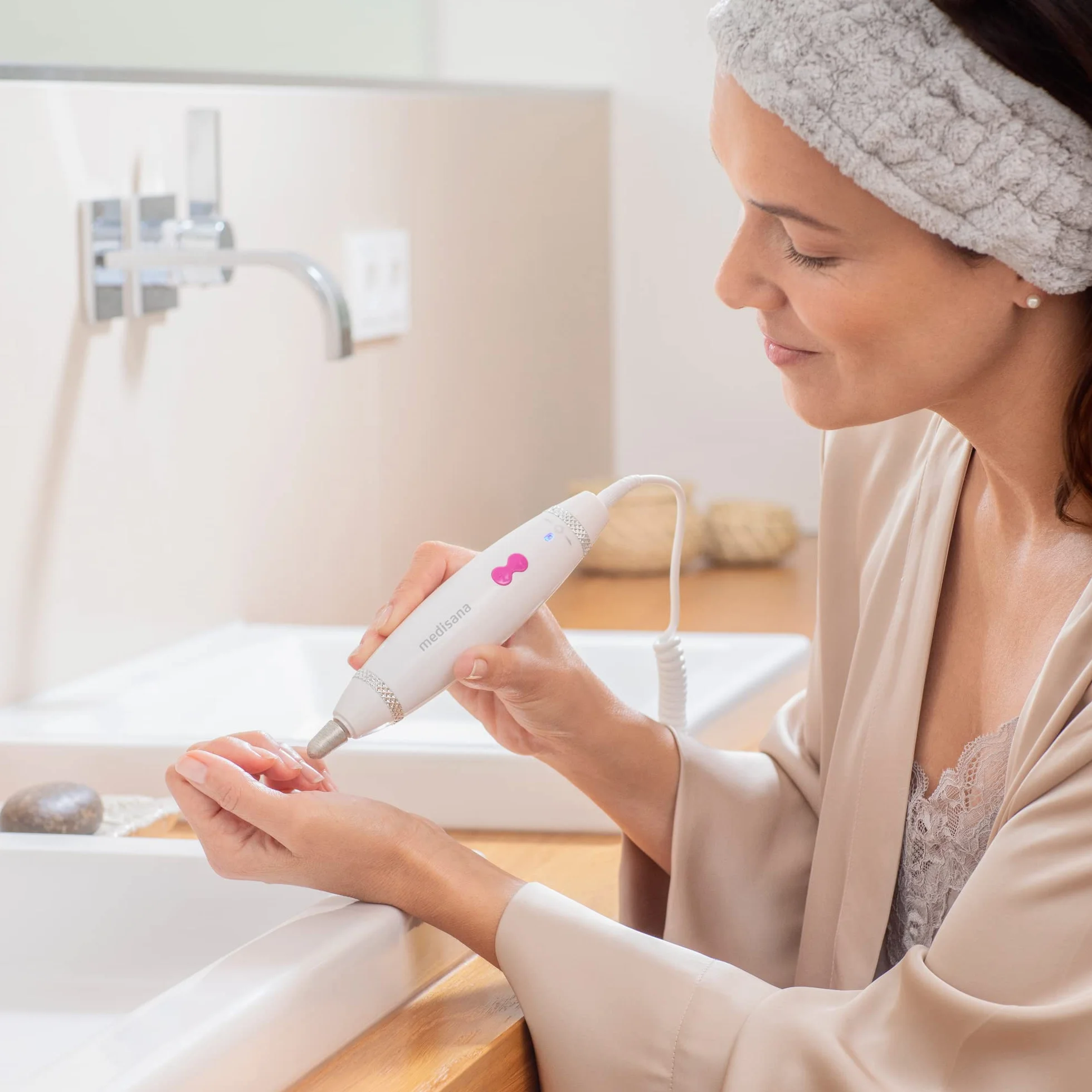 Medisana MP 840 elektryczny zestaw do manicure i pedicure 7 przystawek 3 prędkości