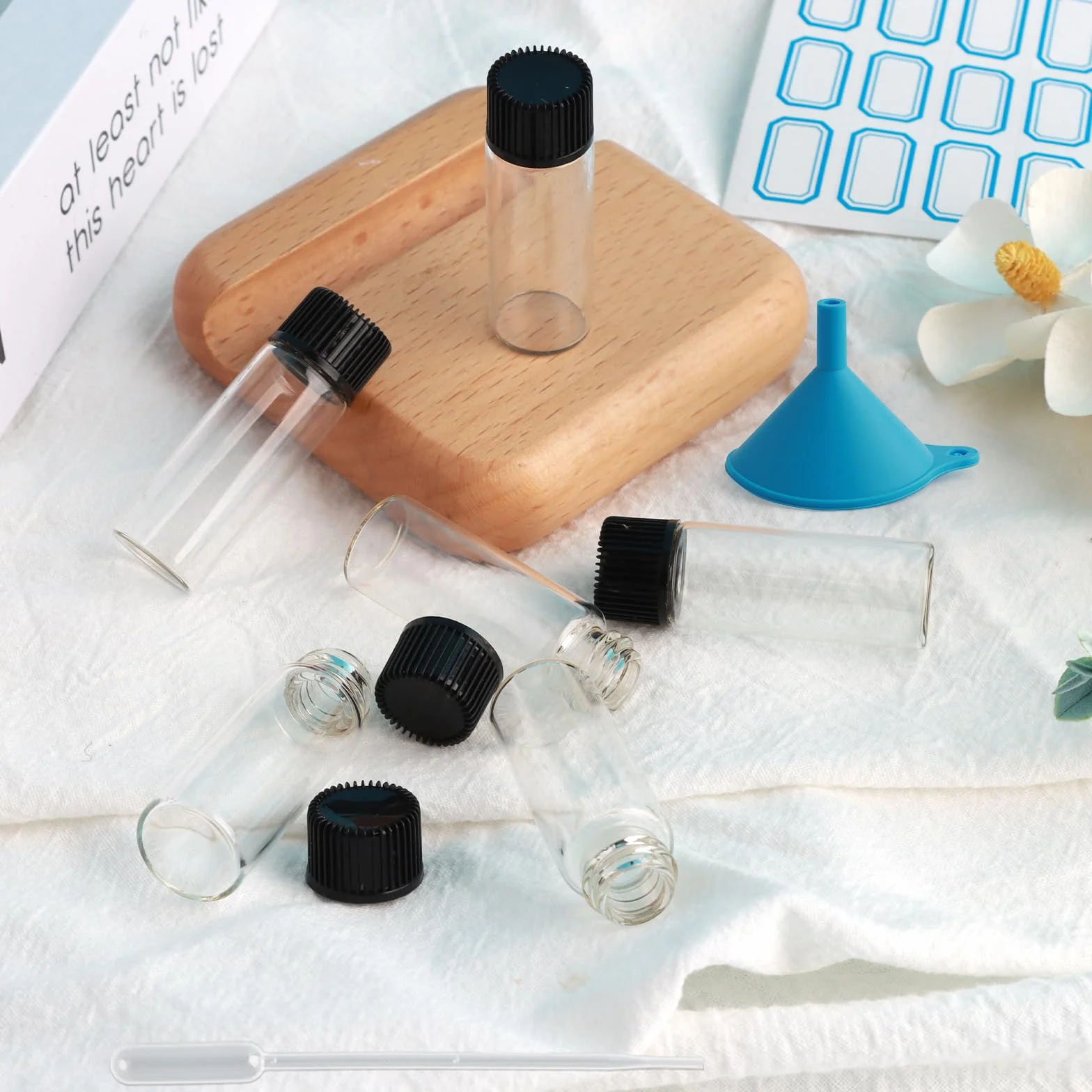 36 przezroczystych, małych butelek szklanych 5 ml, do ponownego napełniania, szczelne szklane buteleczki z naklejką, mini butelki szklane z kroplomierzem i lejkiem, butelki na olejki eteryczne do