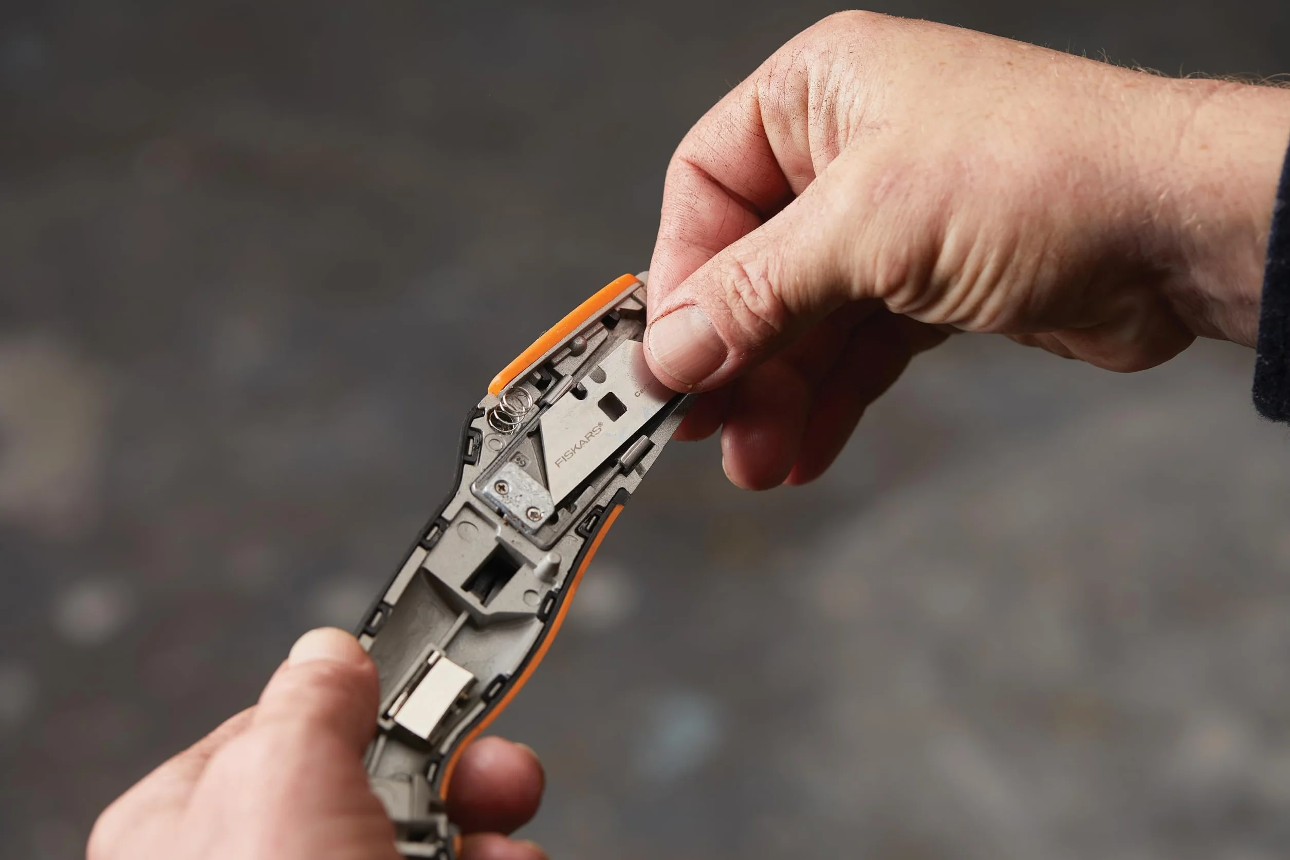 Fiskars Nóż uniwersalny z wysuwanym ostrzem, Długość 17,7 cm, Stal nierdzewna/ tworzywo, czarny/ pomarańczowy, CarbonMax, 1027223