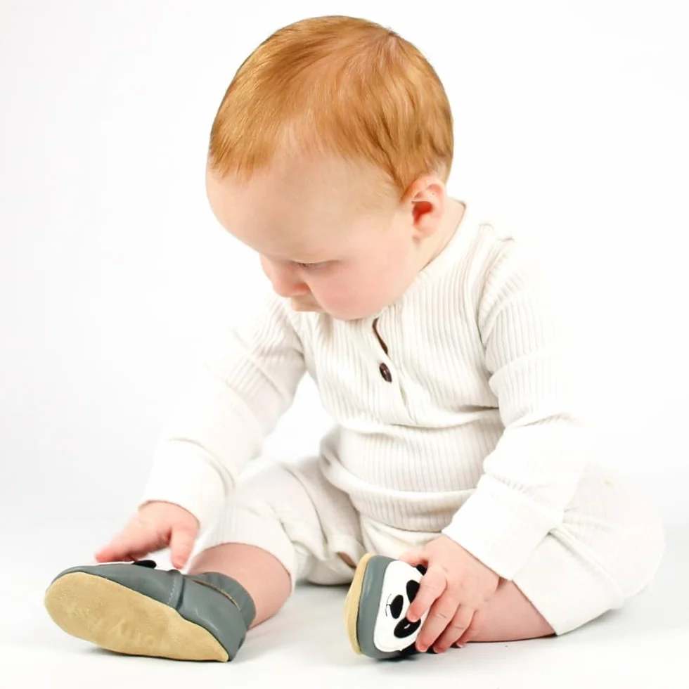 Dotty Fish Miękkie skórzane buty dziecięce z antypoślizgowymi podeszwami zamszowymi. Buty do raczkowania. Wzór zwierzęcy. Chłopcy i dziewczęta (17-28 EU), Szara panda., 21 EU