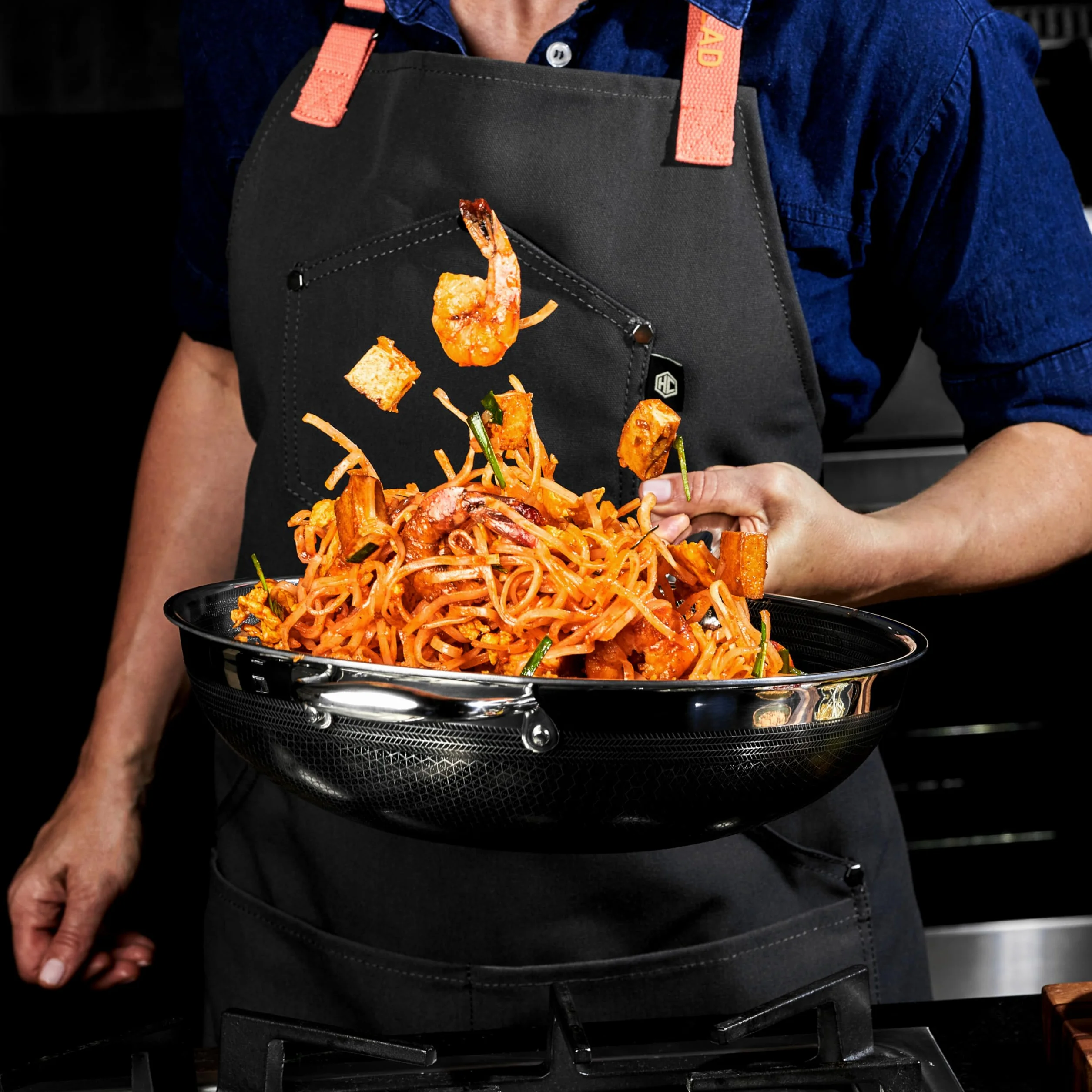 HexClad Hybrydowy wok ze stali nierdzewnej z uchwytem utrzymującym chłód, 30 cm, bez PFOA, nieprzywierający, nadaje się do piekarnika, płyty indukcyjnej, ceramicznej, elektrycznej i gazowej