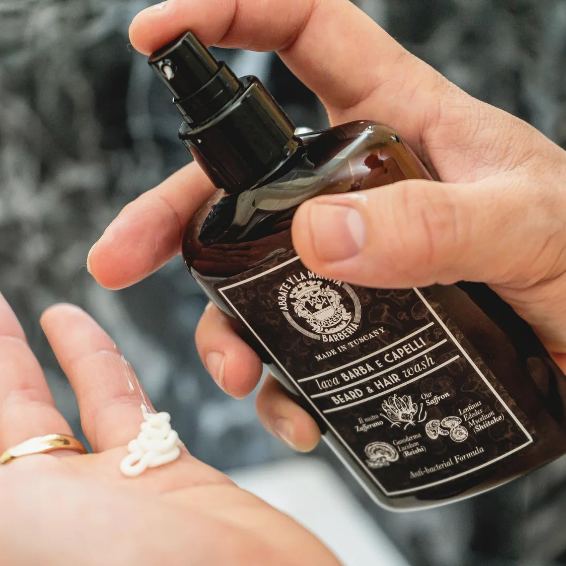 Odżywka do brody przeciw wypadaniu brody, wzmacniająca, łagodząca i antybakteryjna, z szafranem, Reishi i Shiitake, 250 ml, wyprodukowano we Włoszech