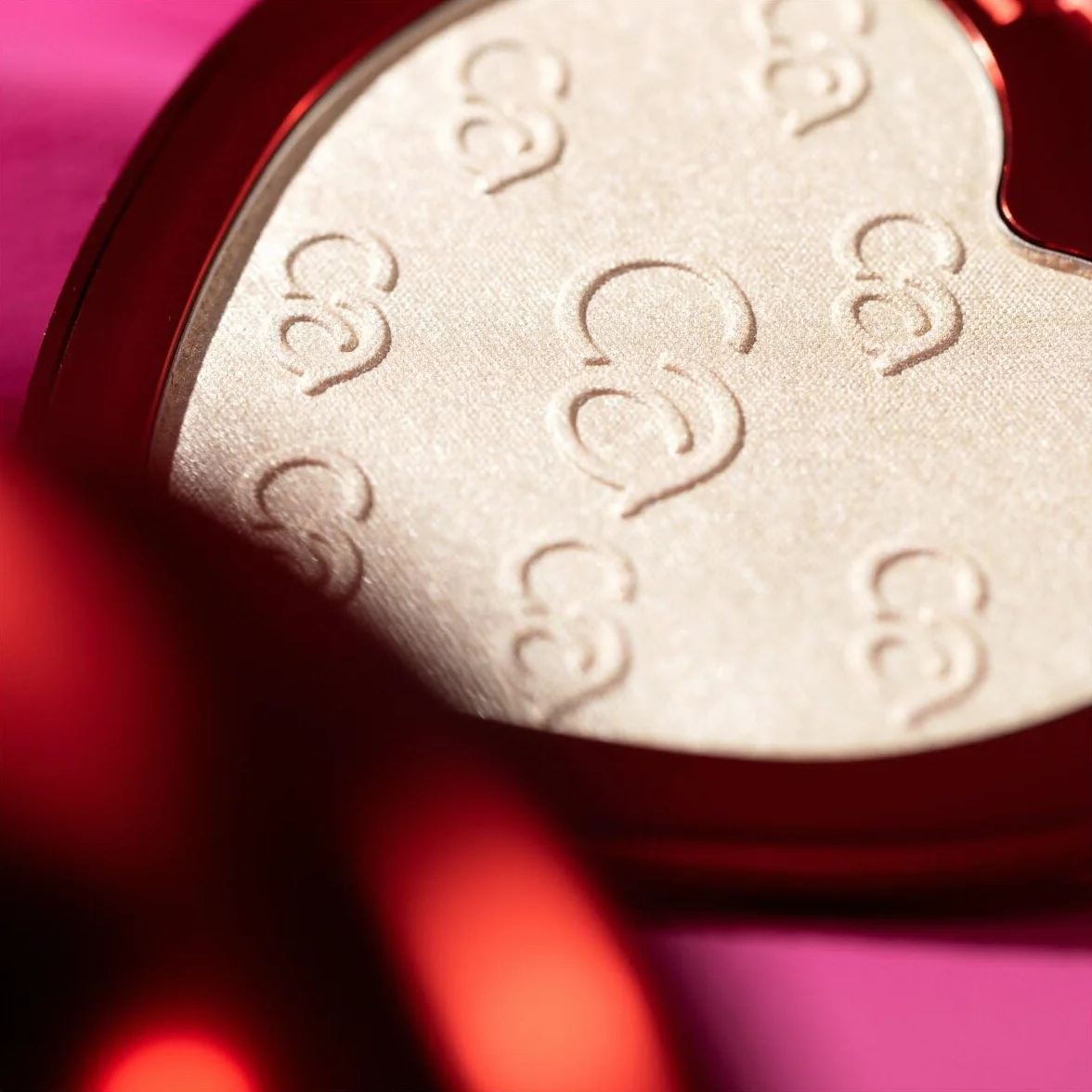 Catrice Heart AFFAIR rozświetlacz C01 złoty wegański 8,5 g