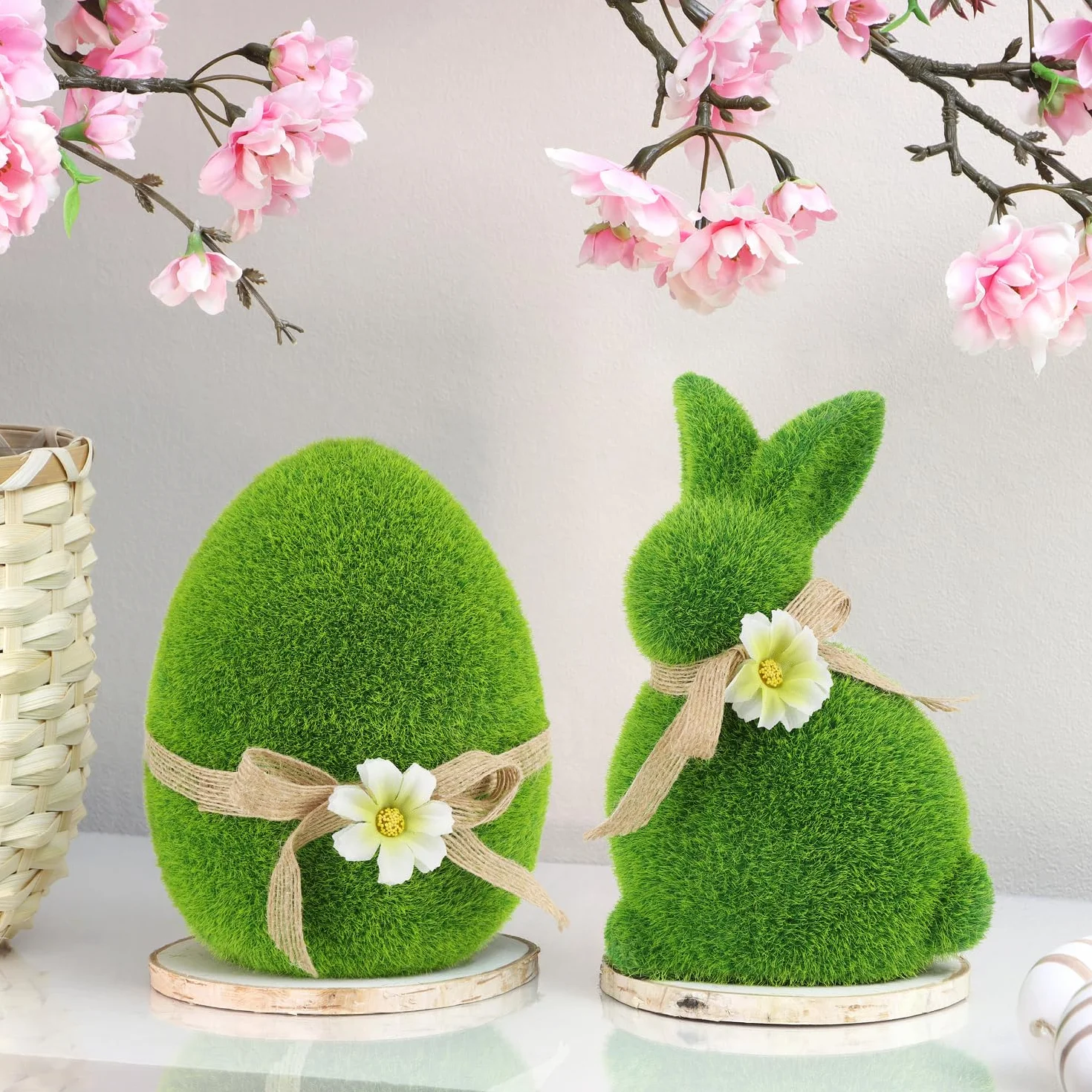 com-four® 2x figurki dekoracyjne zajac i jajko z kokarda i kwiatami, zielone ozdoby ceramiczne z sztuczna trawa na wiosne i Wielkanoc (2x Królik/Jajko 17/15cm)