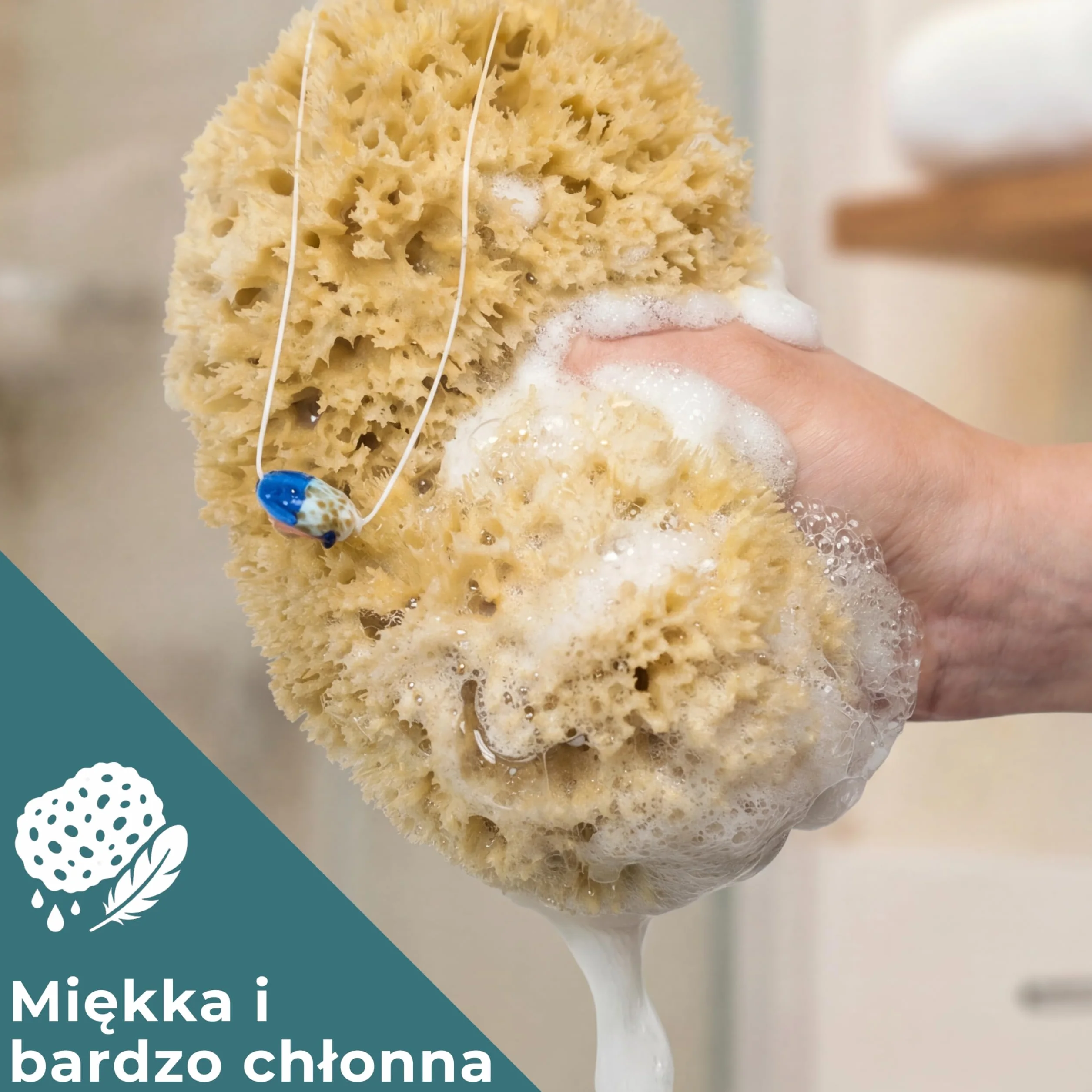 Naturalna gąbka morska 13-14 cm ze sznurkiem i szklaną zawieszką do prysznica i kąpieli