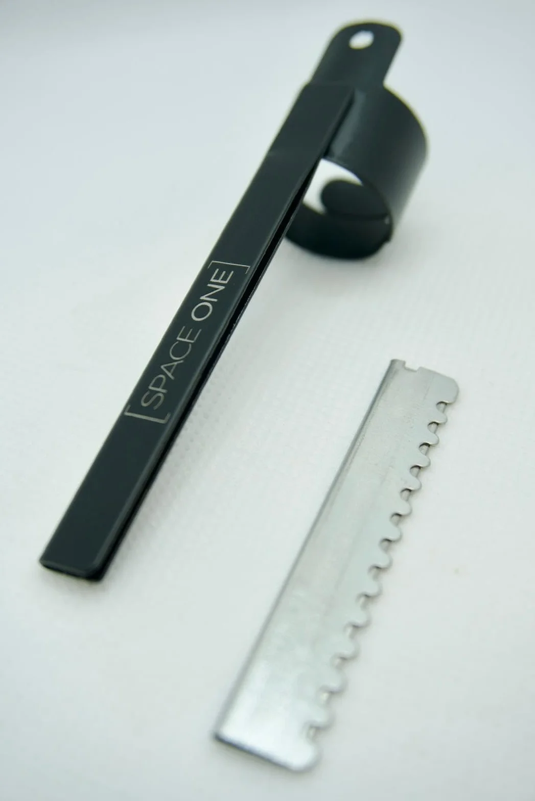 Générique SPACE ONE Finger Razor - Przenośny nóż do strzyżenia włosów i brody do cięcia i przerzedzania - wysokiej jakości brzytwa pierścień na palec ze stali nierdzewnej
