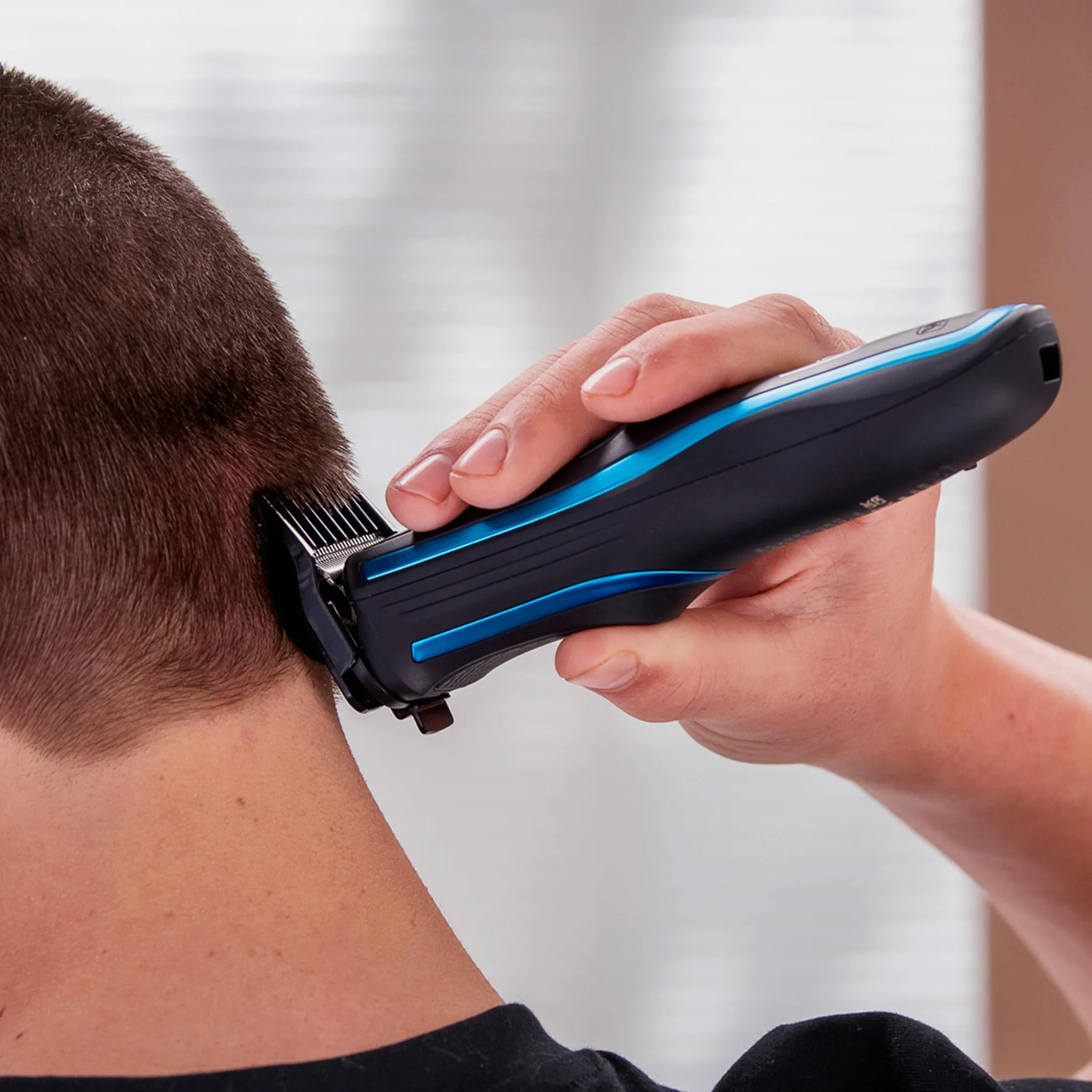WAHL Self Clip 360 bezprzewodowa maszynka do strzyżenia włosów czarna 10 nasadek USB