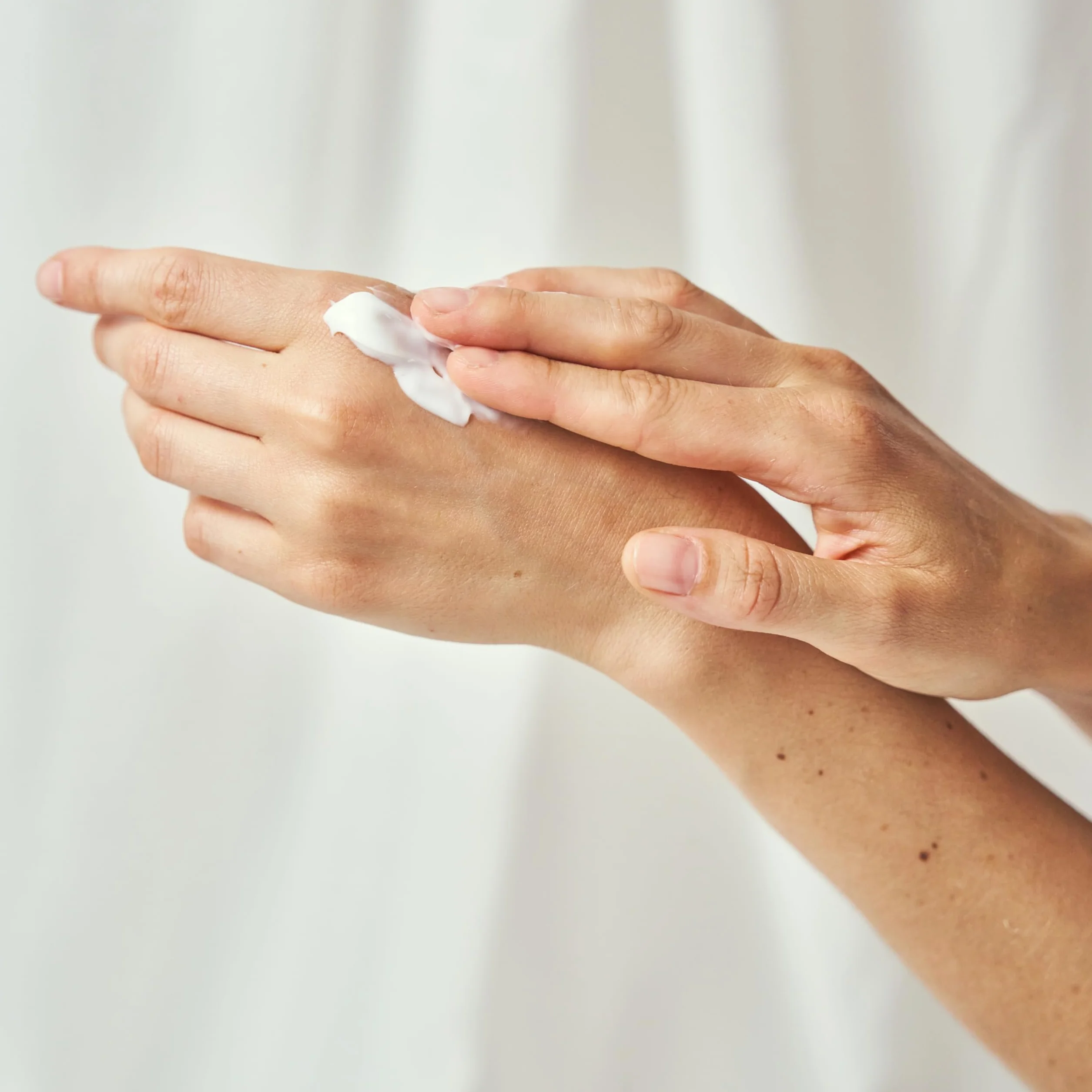 Kamill Krem-Balsam do Rąk i Paznokci (3 x 100 ml) – zapewnia intensywną pielęgnację, nawilżenie i ochronę dzięki olejowi z awokado i aloesowi dla suchych, zestresowanych rąk, bez mikroplastiku