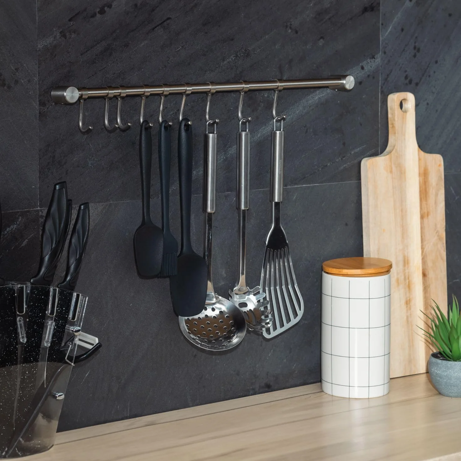 Wiszący reling kuchenny Intirilife wykonany ze stali nierdzewnej z 9 ruchomymi haczykami do wiercenia - 49.8 x 3.4 x 2.2 cm - reling kuchenny haczyk reling drążek uchwyt na kubek uchwyt ścienny