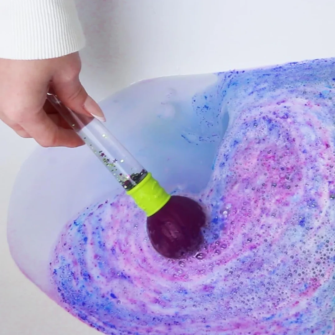 ZIMPLI - Baff Bombz Magic Brush, 4 x kule do kąpieli, magiczna różdżka, twórz kolorowe, musujące wzory w wannie, dostępne opakowania uzupełniające 4, 12 lub 20 sztuk w sklepie ZIMPLI