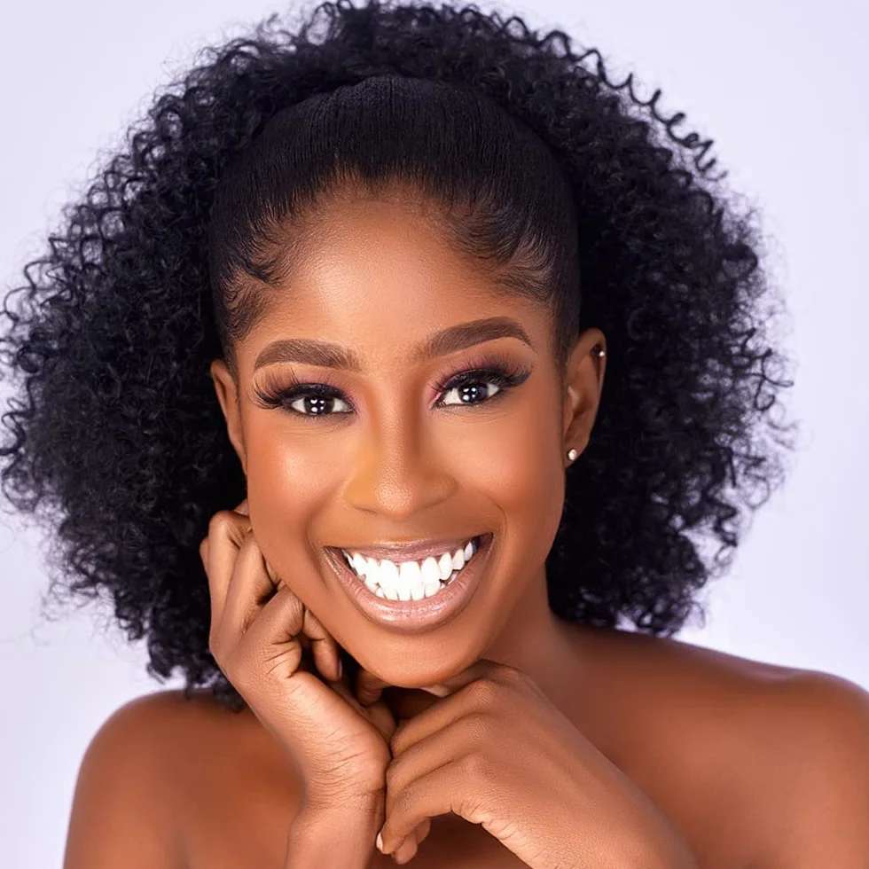 Syntetyczny kucyk typu Afro Puff, kręcony, z ściągaczem i dwoma klipsami, krótkie włosy typu kinky curly, doczepiany kok dla czarnoskórych kobiet, kolor 1B