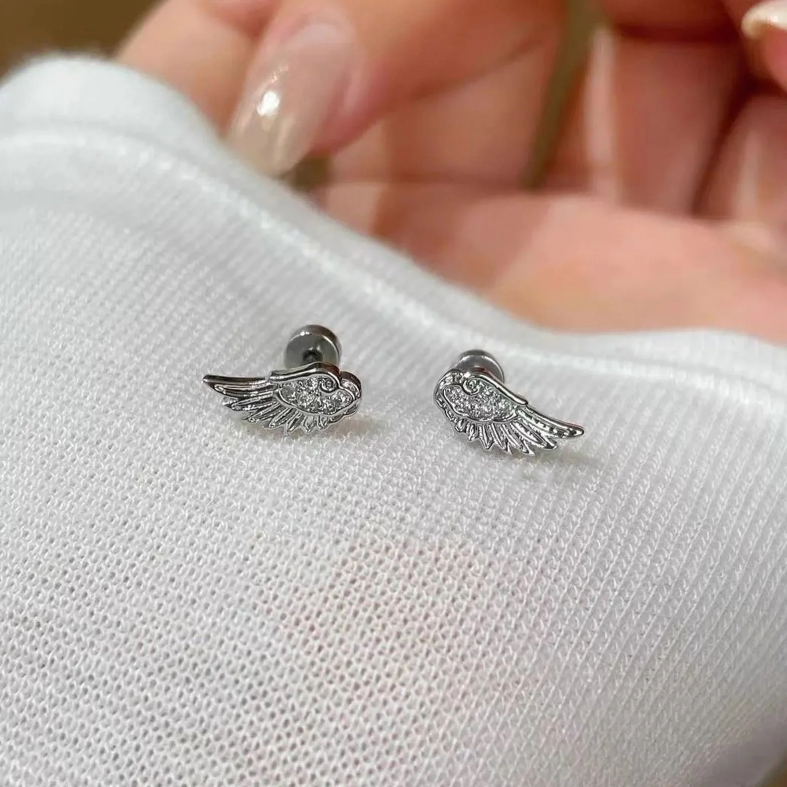 Comfort Fit Skrzydła Tematyczne Szpilki Do Chrząstki Stopu Przenośne Wzory Długotrwałe Noszenie Dla Jej Stylu Unikalne Skrzydło Ear Cuff